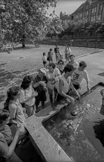 Germany, Berlin, 08.07.1991, Tourists at the fountain at the Old Museum