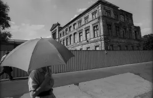 Germany, Berlin, 08.07.1991, Umbrella in front of the ruins of the Neues Museum