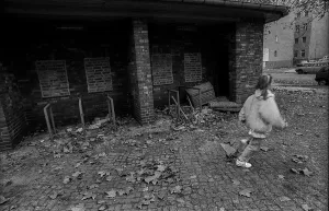 Germany, Berlin, 13.12.1991, Stadion der Weltjugend, entrance, running child, in decay, Europe