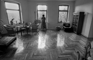 Germany, Berlin, 16.07.1991, lonely woman in large room