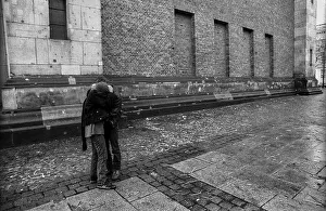 Germany, Berlin, 17.11.1990, young couple behind the Neue Wache