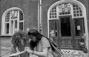 Germany, Berlin, 18.07.1991, Tourists in front of Beth Cafe