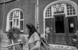 Germany, Berlin, 18.07.1991, Tourists in front of Beth Cafe