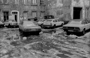 Germany, Berlin, 19.02.1991, Cars in a backyard in Prenzlauer Berg