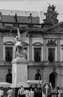 Germany, Berlin, 21.05.1991, Figure of the Schlossbruecke: Iris carries the fallen hero up to Olympus