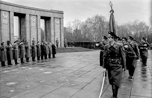 Germany, Berlin, 22.12.1990, Dismounting of the Soviet guard of honour from the memorial in Tiergarten