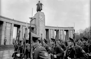 Germany, Berlin, 22.12.1990, Dismounting of the Soviet guard of honour from the memorial in Tiergarten