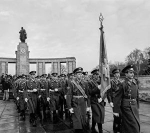 Germany, Berlin, 22.12.1990, Dismounting of the Soviet guard of honour from the memorial in Tiergarten