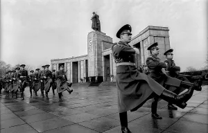 Germany, Berlin, 22.12.1990, Dismounting of the Soviet guard of honour from the memorial in Tiergarten