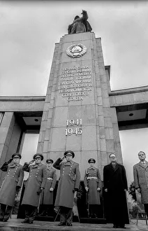 Germany, Berlin, 22.12.1990, Dismounting of the Soviet guard of honour from the memorial in the Tiergarten park
