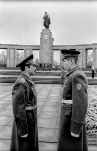 Germany, Berlin, 22.12.1990, Removal of the Soviet guard of honour from the memorial in Tiergarten
