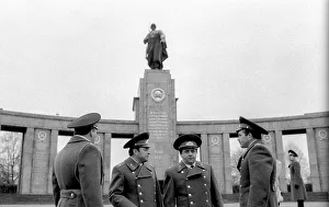 Germany, Berlin, 22.12.1990, Removal of the Soviet guard of honour from the memorial in Tiergarten