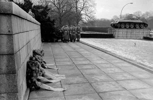 Germany, Berlin, 22.12.1990, Removal of the Soviet guard of honour from the memorial in Tiergarten