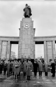 Germany, Berlin, 22.12.1990, Removal of the Soviet guard of honour from the memorial in Tiergarten