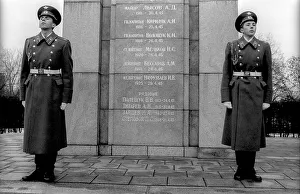 Germany, Berlin, 22.12.1990, Removal of the Soviet guard of honour from the memorial in Tiergarten