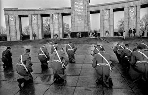 Germany, Berlin, 22.12.1990, Removal of the Soviet guard of honour from the memorial in Tiergarten