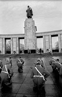 Germany, Berlin, 22.12.1990, Removal of the Soviet guard of honour from the memorial in Tiergarten