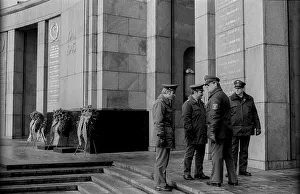 Germany, Berlin, 22.12.1990, Removal of the Soviet guard of honour from the memorial in Tiergarten
