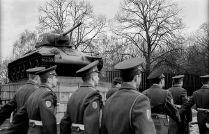 Germany, Berlin, 22.12.1990, Withdrawal of the Soviet guard of honour from the memorial in Tiergarten