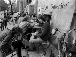 Category Historic Photos EN Prints: Germany, Berlin, 25.04.1992, Musician in front of Cafe Assel
