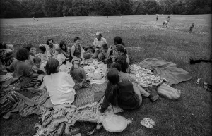 Germany, Berlin, 27.06.1991, families in a meadow in Treptower Park