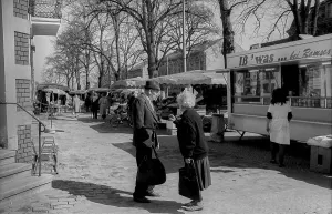 Germany, Werder, 29.03.1991, chat on the street in Werder