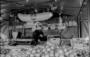 Germany, Werder, 29.03.1991, Fruit stand in Werder