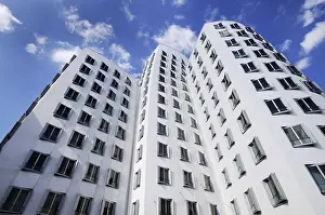 Gery-Hochhaus or high-rise building viewed from below
