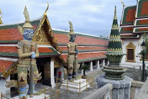 Giant Demons guarding Bangkok's Wat Pra Kaeo Tempel
