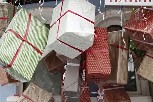 Gift boxes and a garland with light bulbs decorate the entrance to the store