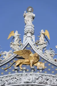 Gilded Lion, statue on the roof, St