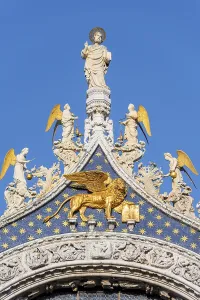 Gilded Lion, statue on the roof, St