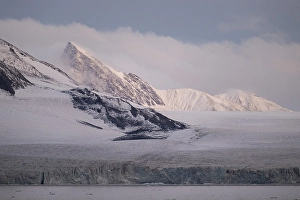 Category Mountain Landscapes Prints: Glaciers and snowy mountains, Hornsund