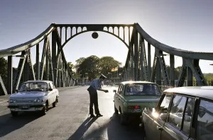 Glienick Bridge, GDR-boarder guards controlling passports in cars
