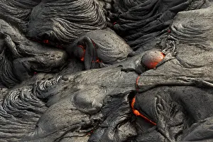 Glowing lava, lava flow, Fagradalsfjall table volcano