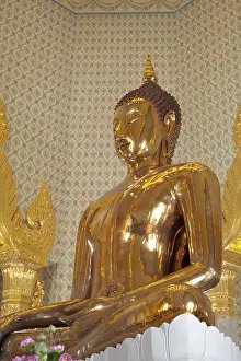 Golden Buddha statue at Wat Traimit