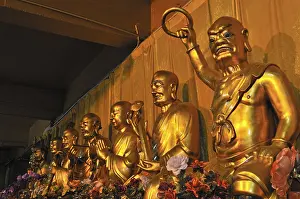 Golden Buddha statues in the Jing'an Temple