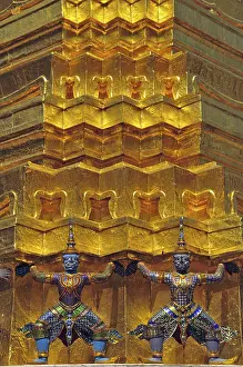 Golden Chedi in front of the pantheon