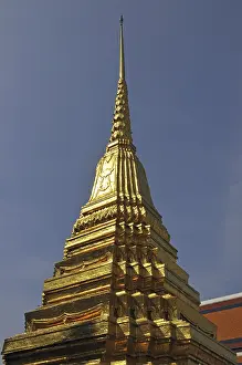 Golden Chedi in front of the pantheon