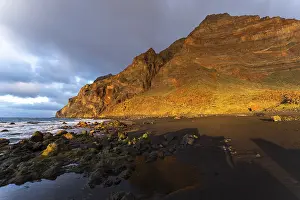 Golden hour on the seafront. Playa del Ingles and the La Merica mountain range