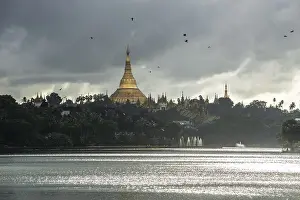 Golden main stupa, chedi, Shwedagon Pagoda