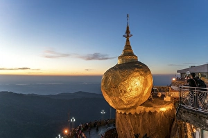 Golden Rock Kyaiktiyo Pagoda, dusk