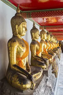 Golden statues of Buddha in Wat Po temple