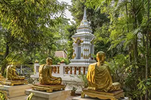 Golden statues of monks in the garden of the Buddhist temple complex Wat Phra Singh