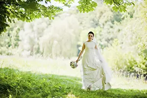 Gorgeus brunette bride outdoors