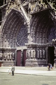 Gothic architecture of the portal of the cathedral church, Cathedrale Notre Dame de Reims, Reims, Marne, Northern France, Europe 1961