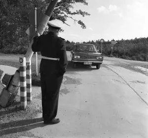 Government representatives with their vehicles in 1966 during a police check at the hitherto secret atomic bunker of