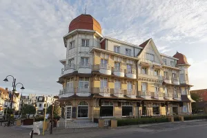 Grand Hotel Belle vue, Anglo-Norman style building
