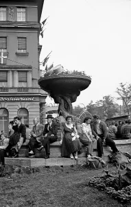 Guests of the Leipziger Messe in front of the Ringmessehaus