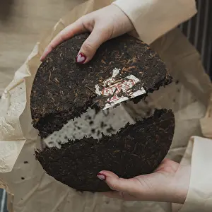 Hands skillfully breaking apart a beautiful tea cake